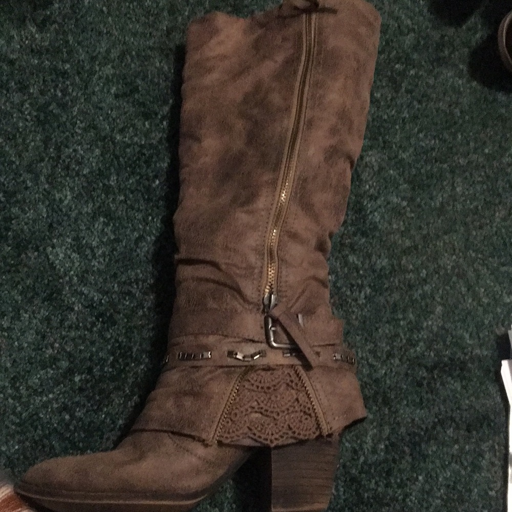 Jelly pop stone western style lace boots. Size 6 like new. Super cute